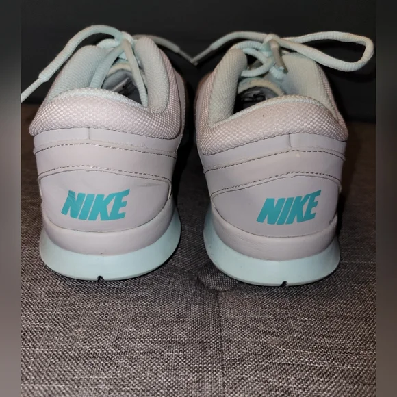 EUC NIKE Athletic Shoes in Light  Gray and Teal. Excellent Condition - Picture 3 of 8